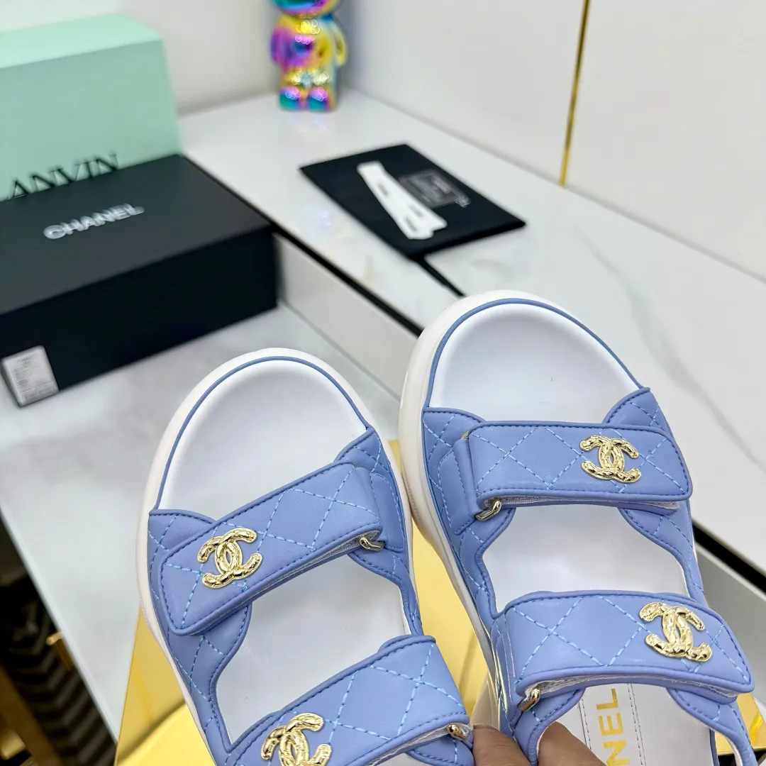 👟👟Ex-factory price 680👟👟 Top version... Chanel｜Chanel Xiaoxiang Velcro Beach Slippers Slippers Casual Beach Shoes 25ss Spring and Summer New Style! Beach shoes are a hit all over the internet! The latest model from the counter, I am still willing to buy it on my feet. It must be ranked among the most popular models. It is invincible in all seasons. Various bloggers and Internet celebrities can see the matching styles. Highly recommended. Pearlescent sheepskin upper, sheepskin lining, suede for feet. Original open-molded TPU outsole size: 35-40 (customized for 40 and 41). Full set of original packaging 👉 👉 👉 👉 👉